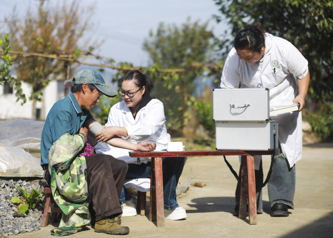黔西五里鄉 “家庭醫生”送診到家，健康咨詢暖人心